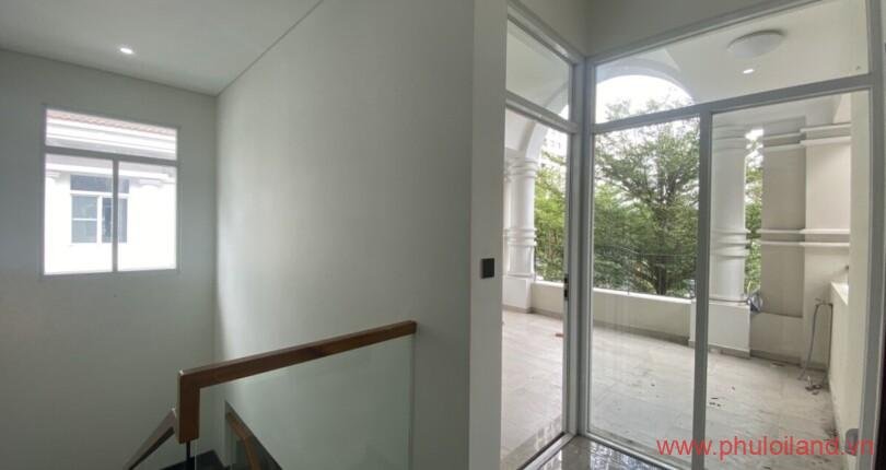 ban-cong-truoc-biet-thu