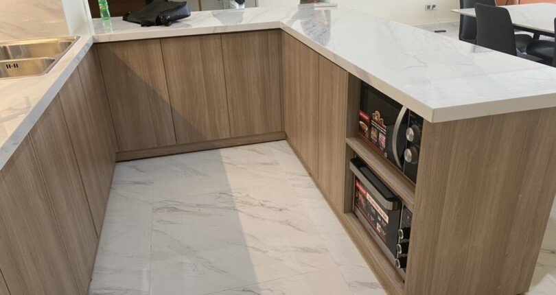 bep can ho cho thue 810x430 - Cho thuê nhanh căn hộ Midtown The Symphony, 120m2, giá 1.650usd/tháng, nội thất mới hoàn toàn.