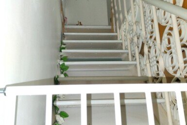 can-ban-can-ho-hung-vuong-1-khu-vuc-cau-thang-bentrong-can-ho