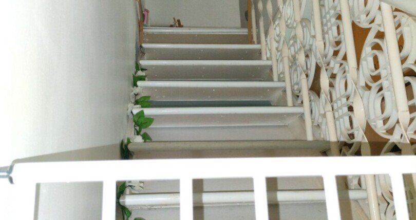 can ban can ho hung vuong 1 khu vuc cau thang bentrong can ho 1 810x430 - Cần bán căn hộ Hưng Vượng 1, 2pn,2wc, giá 2,6 tỷ