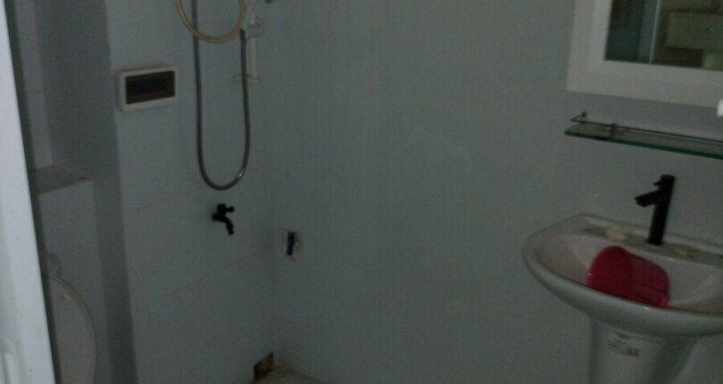 can ban can ho hung vuong 1 khu vuc tolet 1 810x430 - Cần bán căn hộ Hưng Vượng 1, 2pn,2wc, giá 2,6 tỷ