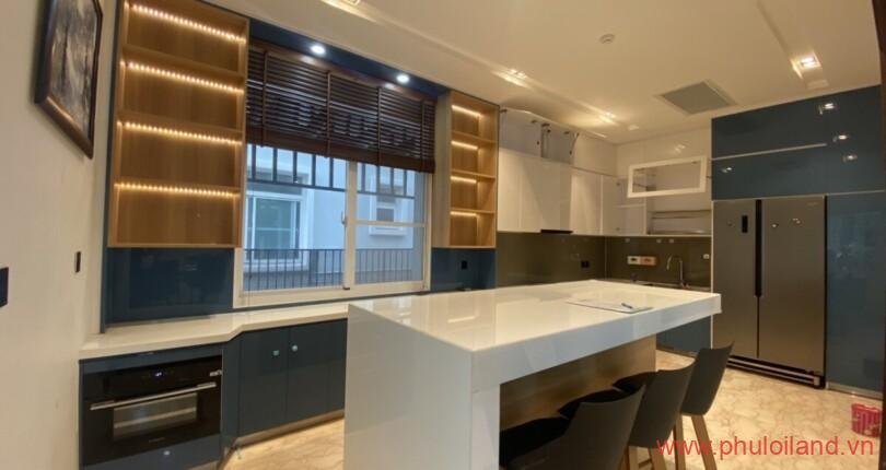 can-canh-bep-trong-biet-thu-cho-thue