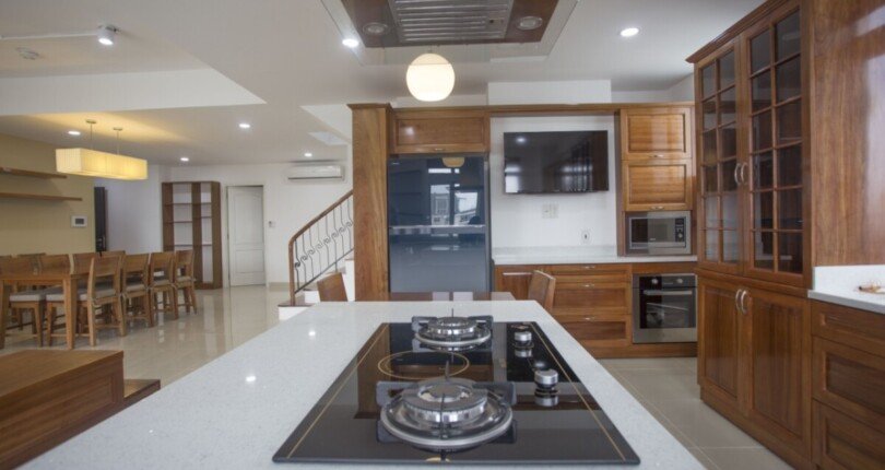 khong gian bep rong rai 810x430 - Mua bán Penthouse Phú Mỹ Hưng Khu phố Cảnh Viên 3 T7/2023