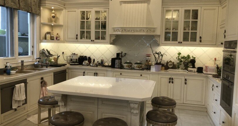 khong gian bep rong rai sang trong 810x430 - Bán biệt thự Phú Mỹ Hưng có hồ bơi T7/2023 giá rẻ