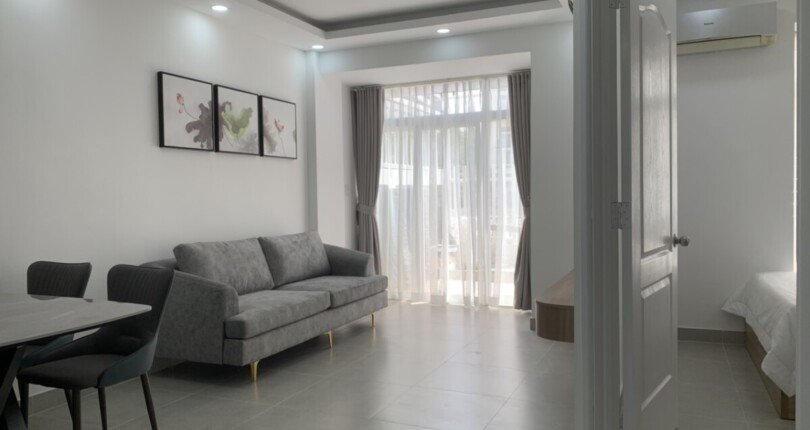 khong gian phong khach can ho ban 810x430 - Mua bán căn hộ có sân vườn Khu phố Sky Garden 3 T7/2023 giá rẻ