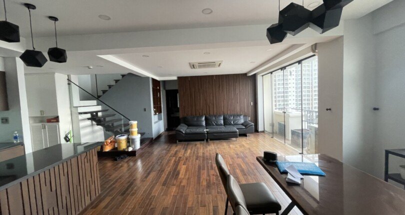 khong gian phong khach rong rai 810x430 - Cho thuê Tophouse Cảnh Viên 2, nội thất cao cấp, giá 46tr/tháng