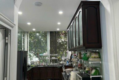 khu-vuc-bep-trong-biet-thu-ban