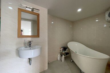 khu-vuc-bon-tam-ben-trong-can-ho