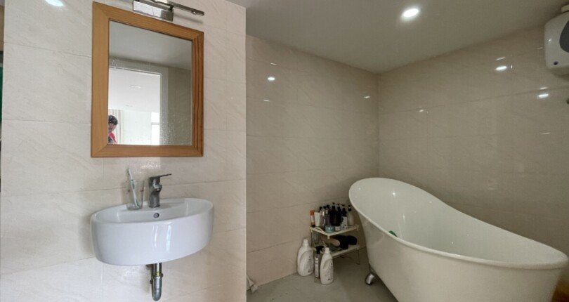 khu vuc bon tam ben trong can ho 810x430 - Cần Bán Căn Hộ Hưng Vượng 1, 1pn( làm được 2pn), 1wc giá 2,6 tỷ