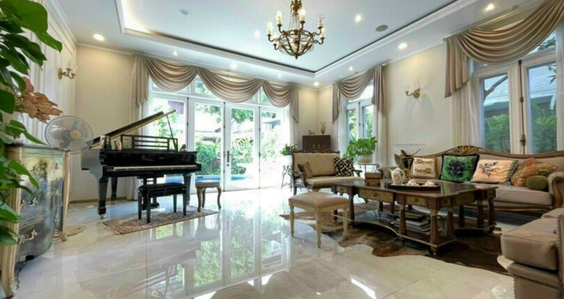 phong khach nha biet thu can ban 810x430 - Bán biệt thự Phú Mỹ Hưng có hồ bơi T7/2023 giá rẻ