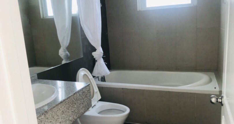 toilet co bon tam nam 810x430 - Cho thuê căn hộ Chung cư Riverpark Residence T7/2023 giá rẻ
