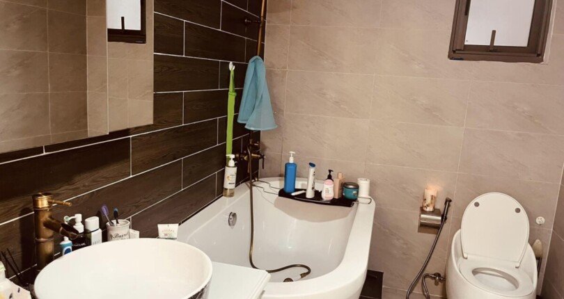 toilet day du thiet bi co bon tam nam 810x430 - Mua bán căn hộ Saigon South Residences Phước Kiển, Nhà Bè T7/2023 giá rẻ