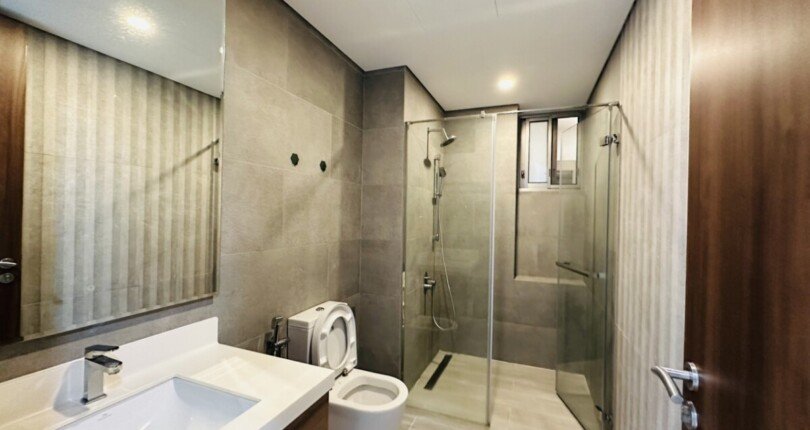 tollet can ho ban 1 810x430 - Bán Lỗ 500tr, căn hộ chung cư Midtown The Signature, 104m2, tầng cao, giá 7.1 tỷ,