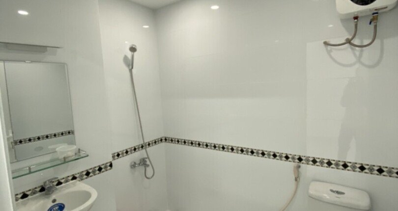 tollet can ho ban 810x430 - Bán Shop chung cư Midtown The Signature, 37m2, giá 4.1 tỷ, nội thất đầu tư đầy đủ.