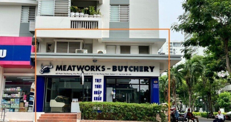 z4453110995589 08bfe2a29707eb224829c78db320bd94 810x430 - Cho thuê Shophouse góc Mỹ Khánh, tổng diện tích 162m2 bao gồm 1 trệt, 1 lửng, chiều ngang lên đến 12,5m - Giá: 3500USD/Tháng