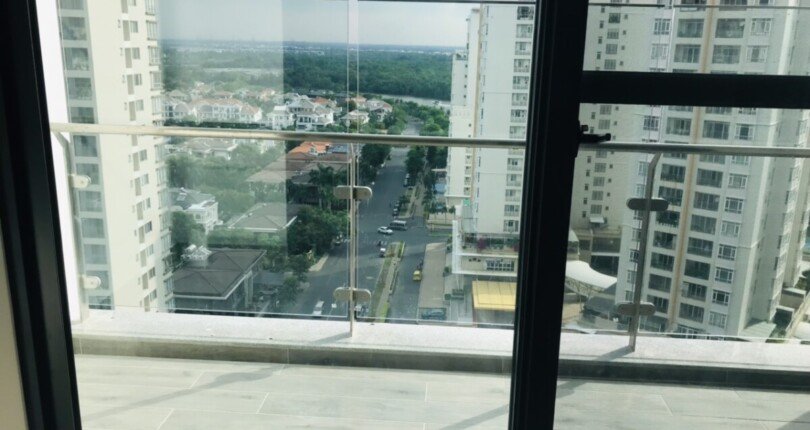 ban cong can ho nhin ra duong nguyen luong bang va chung cu riverside residence 810x430 - Bán gấp căn hộ B15.06 The Antonia Phú Mỹ Hưng lỗ thuế phí