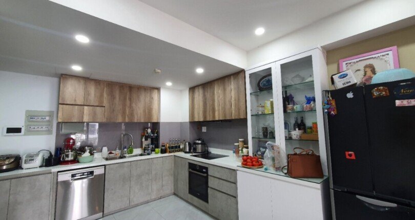 bep can h can ban 810x430 - Kẹt tiền bán gấp căn hộ chung cư Saigon South, 72m2, giá 3,6 tỷ, nội thất đầy đủ, tầng cao.