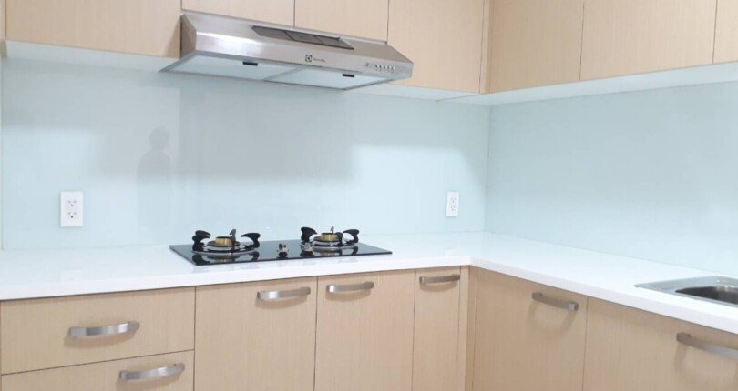 bep can ho cho thue 810x430 - Cho thuê căn hộ chung cư Scenic Valley 1, 77m2, căn góc, giá 900usd/tháng, nội thất đầy đủ.