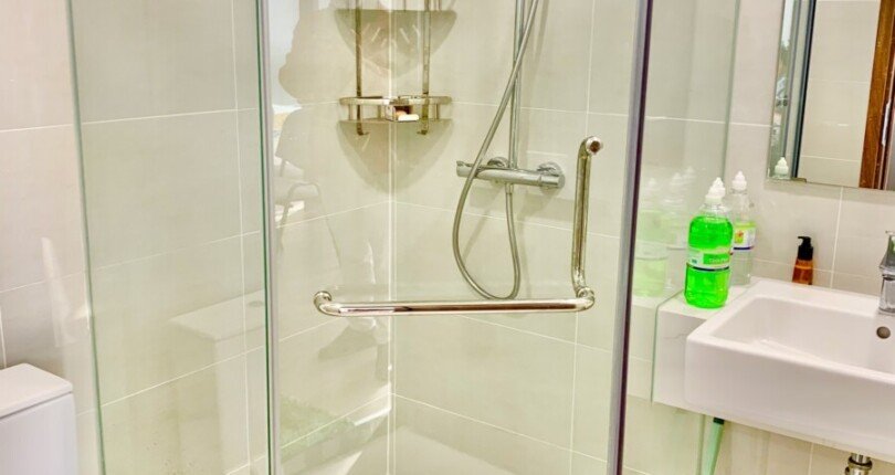 can ban can ho ecogeen khu vuc nha tam Copy 810x430 - CHO THUÊ CĂN HÔ ECOGEEN, 2PN, 2WC, 60M2 GIÁ 15TR/THÁNG