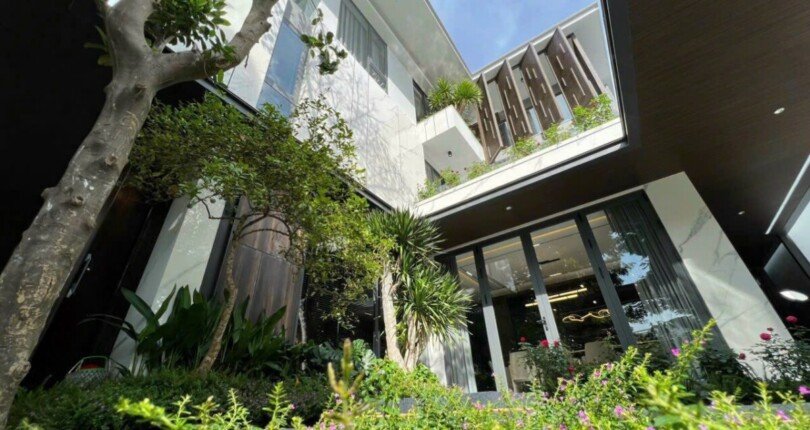 can canh gieng troi trong nha biet thu ban 810x430 - Mua bán nhà Biệt thự tứ lập Khu Mỹ Gia 1, Quận 7 T7/2023 giá rẻ