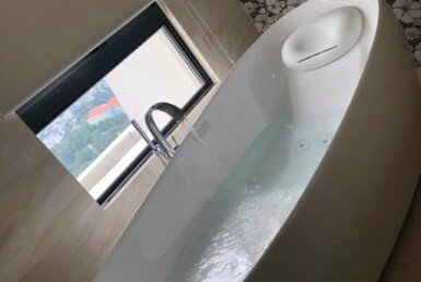 can-canh-toilet-co-bon-tam-nam