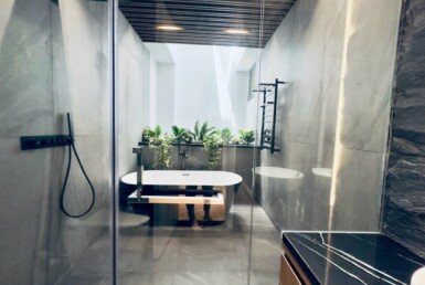 can-canh-toilet-co-bon-tam-nam-sang-trong