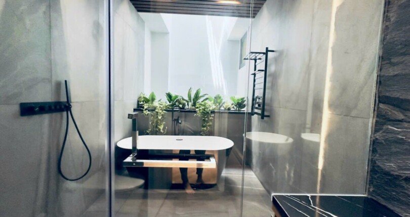 can canh toilet co bon tam nam sang trong 810x430 - Mua bán nhà đất Khu biệt thự Phú Mỹ Hưng T7/2023