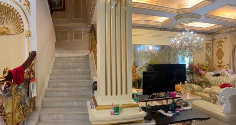 cau thang len lau 1 810x430 - Mua bán nhà liền kề Khu Chateau Phú Mỹ Hưng T7/2023 giá rẻ