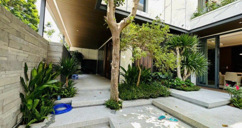 goc san vuong trong nha biet thu ban 810x430 - Mua bán nhà đất Khu biệt thự Phú Mỹ Hưng T7/2023