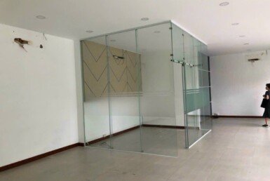 hien-trang-ben-trong-shop-ban