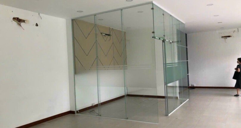 hien trang ben trong shop ban 810x430 - Chính chủ bán gấp Shop đôi 33 Nguyễn Đức Cảnh Khu phố Grand View Quận 7