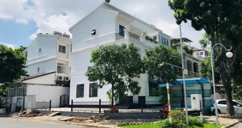 hinh anh nha biet thu cho thue tai so 1 duong n khu pho my giang 1 phu my hung 810x430 - Cho thuê biệt thự số 01 đường N Khu phố Mỹ Giang 1 Phú Mỹ Hưng t7/2023 giá rẻ