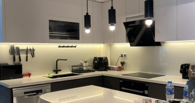 hinh anh phong bep trong can ho ban 810x430 - Mua bán căn hộ thông tầng Happy Valley Premier, nội thất cao cấp, giá 16 tỷ rẻ nhất thị trường