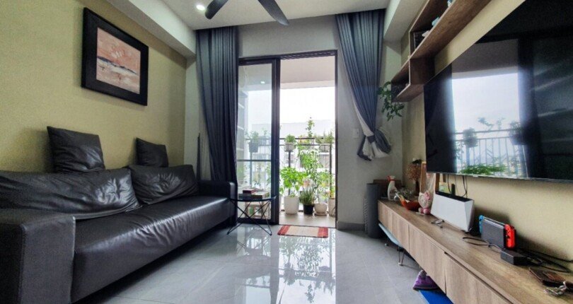 hinh anh phong khach can ho ban 3 810x430 - Kẹt tiền bán gấp căn hộ chung cư Saigon South, 72m2, giá 3,6 tỷ, nội thất đầy đủ, tầng cao.