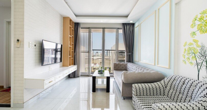 hinh anh phong khach can ho ban thoang 810x430 - Bán căn hộ chung cư Scenic Valley 1, 77m2, nhà đẹp, giá 4.250 tỷ, nhà đang có hợp đồng thuê 19tr/tháng.