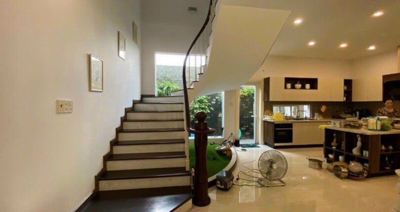 khong gian bep va cau thang bo len lau 1 810x430 - Mua bán nhà đất Khu biệt thự Tấn Trường Quận 7 T7/2023 giá rẻ