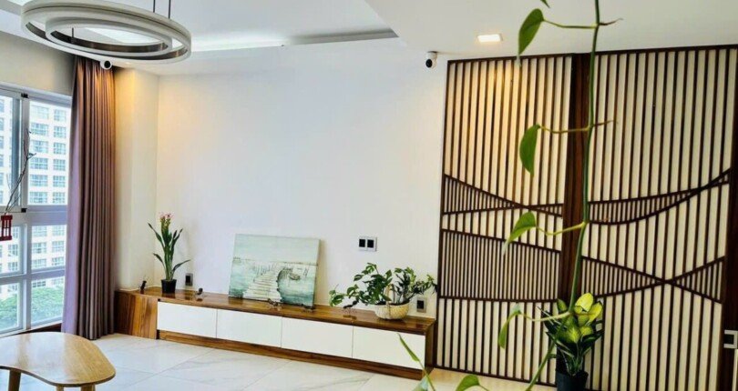 khu vuc phong khach ke tivi 810x430 - Cần bán gấp căn hộ Happy Valley, 135m2, căn góc, view sông, nhà đẹp, giá 7,2 tỷ