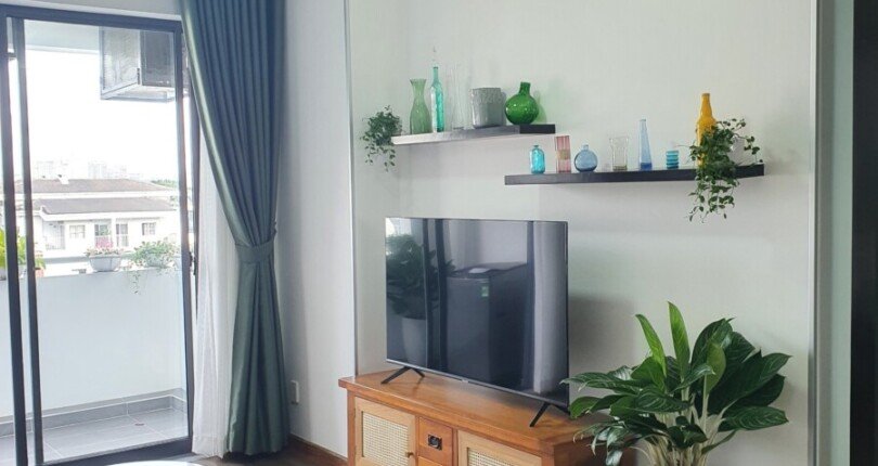 khu vuc xem tv ben trong can ho 810x430 - CHO THUÊ CĂN HỘ HƯNG VƯỢNG 2PN, 1WC, GIÁ 10TR/THÁNG