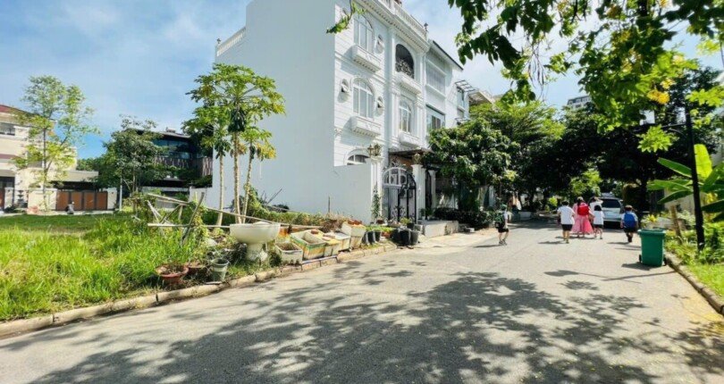 mat sau dat nen tiep giap duong noi khu nam do 810x430 - Mua bán đất nền lô B33 Đường 19 Khu Nam Đô Phú Mỹ Hưng T7/2023 giá rẻ