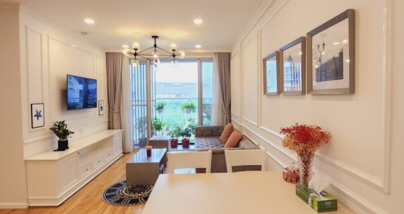 phong khach can ho ban Copy 810x430 - Bán căn hộ chung cư Scenic Valley 1, 77m2, căn góc, view Đông Nam, giá 4.1 tỷ, nội thất đầy đủ.