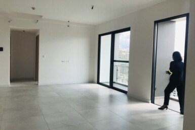 phong-khach-rong-rai-co-hai-ban-cong