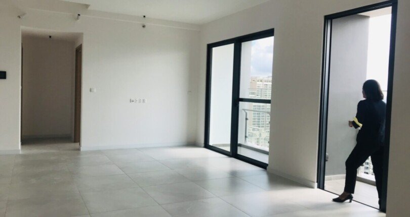 phong khach rong rai co hai ban cong 810x430 - Duy nhất cặp hai căn hộ thông nhau tại The Antonia Phú Mỹ Hưng bán lỗ 581 triệu