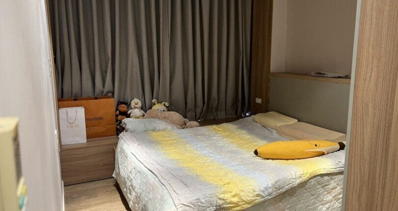 phong ngu can ho can ban 810x430 - Bán căn hộ chung cư Scenic Valley 1 , 02pn, nội thất đầy đủ, tầng cao , giá 3.9 tỷ, xem nhà dễ.