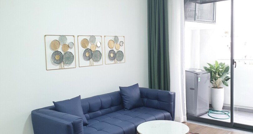 sofa ben trong can ho 810x430 - CHO THUÊ CĂN HỘ HƯNG VƯỢNG 2PN, 1WC, GIÁ 10TR/THÁNG