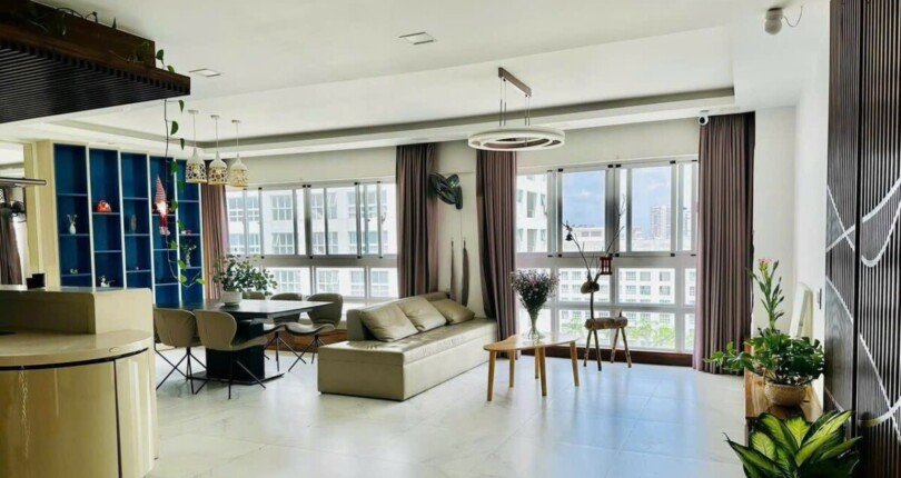 toan canh phong khach can ho ban 810x430 - Cần bán gấp căn hộ Happy Valley, 135m2, căn góc, view sông, nhà đẹp, giá 7,2 tỷ