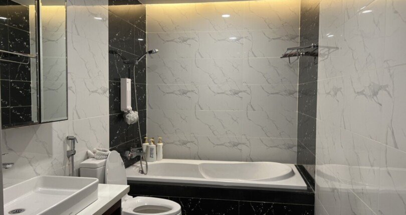 toilet phong ngu master co bon tam nam 810x430 - Bán gấp căn hộ Green Valley, 120m2, 3pn, nội thất cao cấp, giá 6 tỷ rẻ nhất thị trường