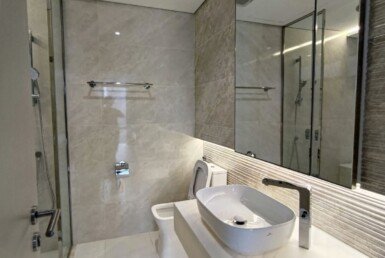 toilet-trong-can-ho-day-du-thiet-bi