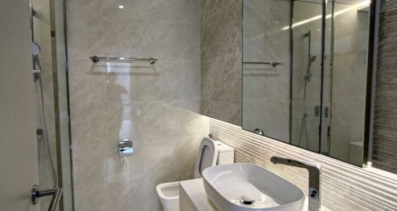 toilet trong can ho day du thiet bi 810x430 - Bán gấp căn hộ B9.10 Chung cư The Ascentia Phú Mỹ Hưng T7/2023 giá rẻ