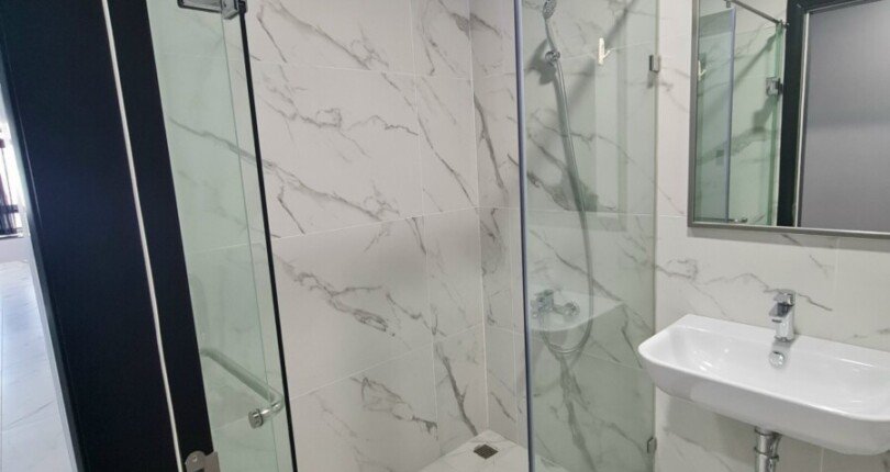 toilet trong phong ngu nho 810x430 - Chính chủ bán gấp căn hộ Riverside Residence Block D 180m2 nội thất cao cấp