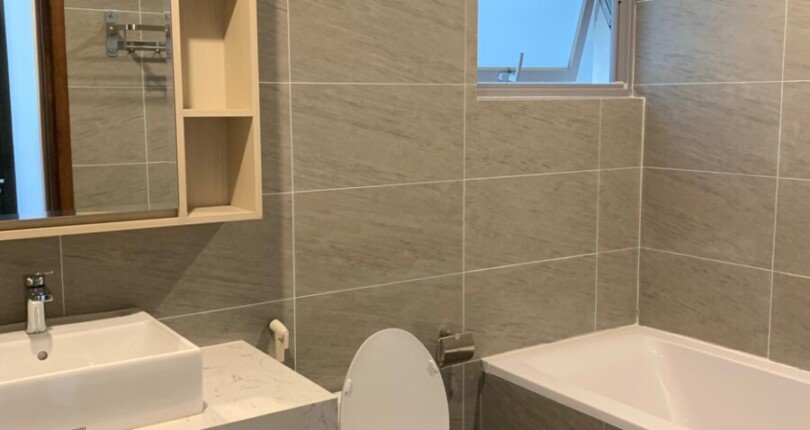 tolet can ho ban 810x430 - Bán căn hộ chung cư Green Valley , 96m2, tầng 8 giá , 5.450 tỷ, nội thất đầy đủ, view sân golf.